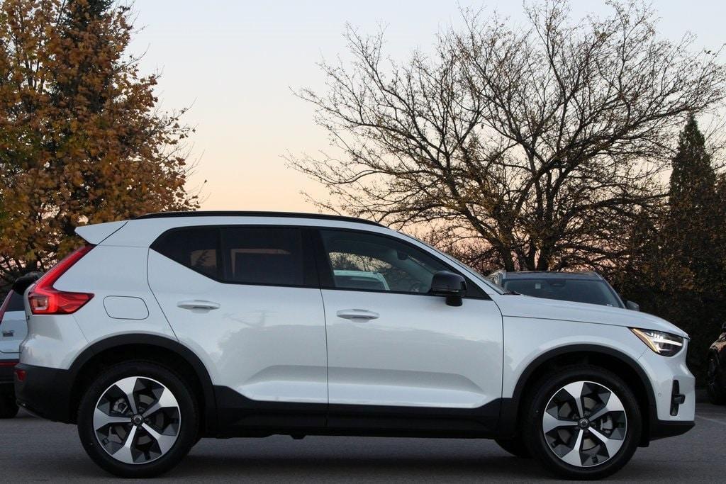 new 2025 Volvo XC40 car