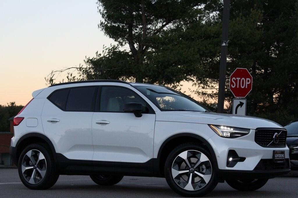 new 2025 Volvo XC40 car