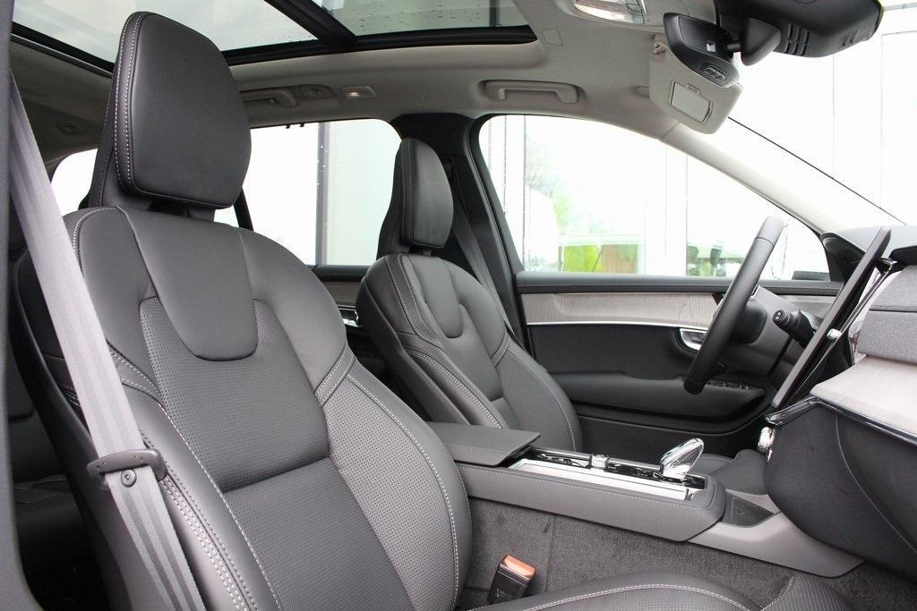 new 2025 Volvo XC90 Plug-In Hybrid car