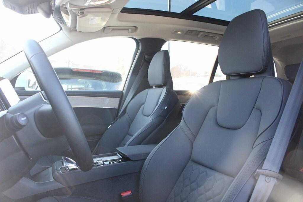new 2025 Volvo XC90 Plug-In Hybrid car