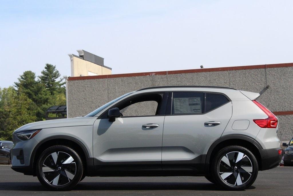 new 2025 Volvo EX40 car