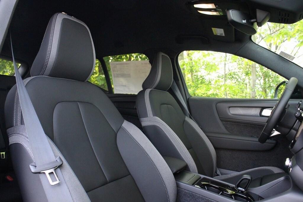 new 2025 Volvo EX40 car