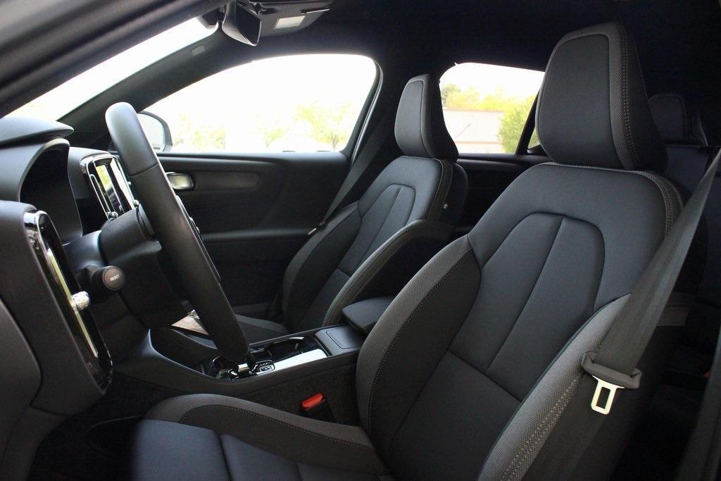 new 2025 Volvo EX40 car