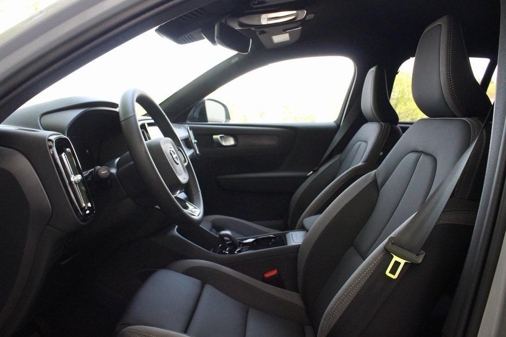 new 2025 Volvo EX40 car