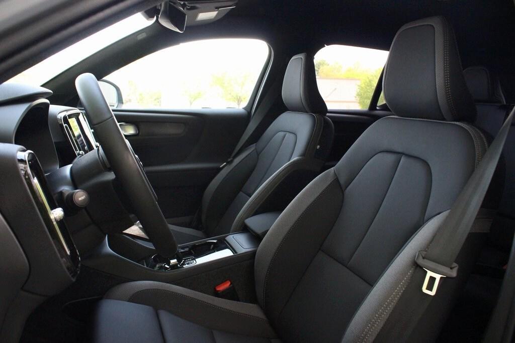 new 2025 Volvo EX40 car