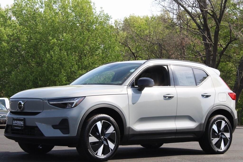 new 2025 Volvo EX40 car