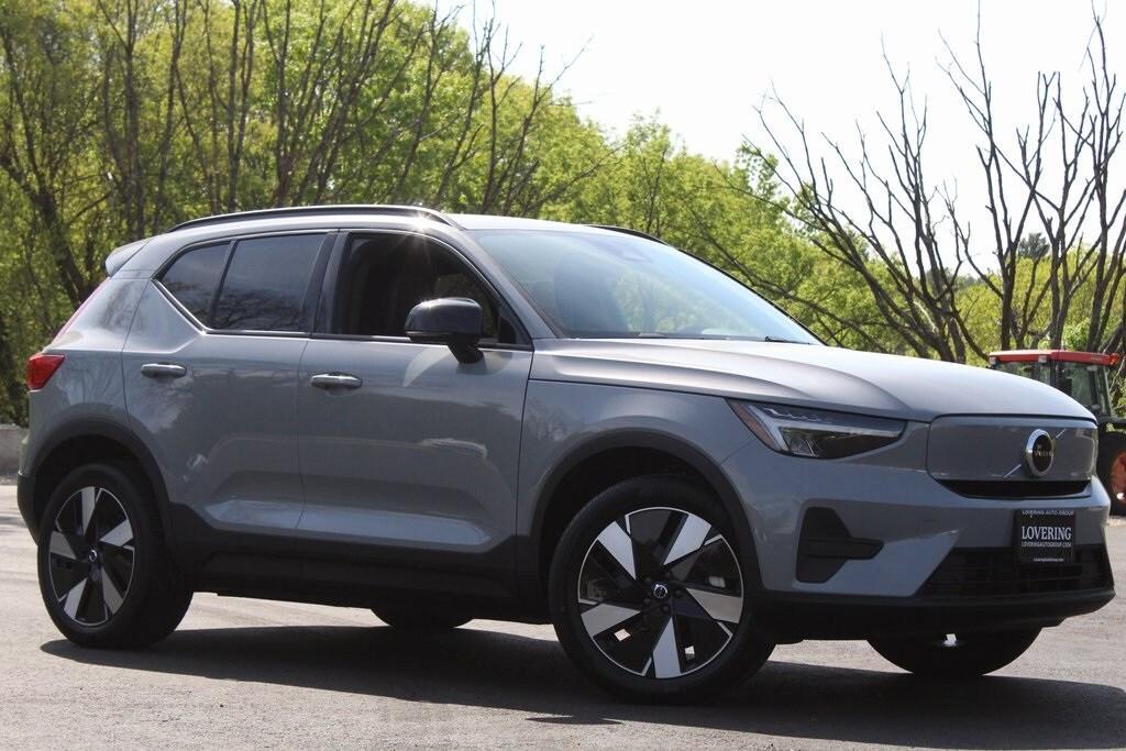new 2025 Volvo EX40 car