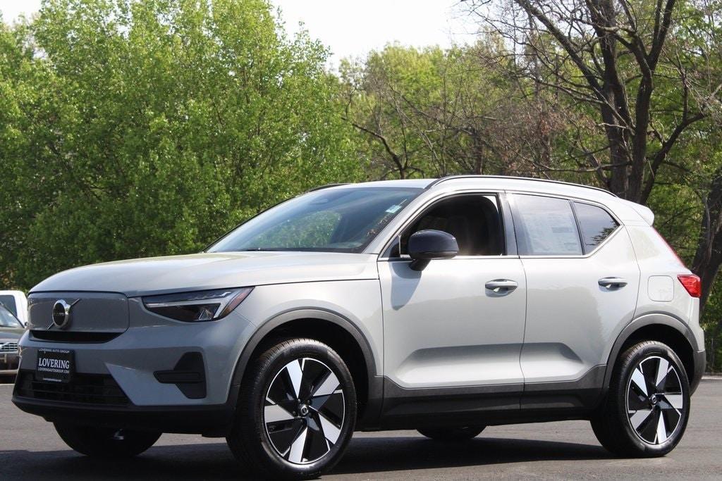 new 2025 Volvo EX40 car