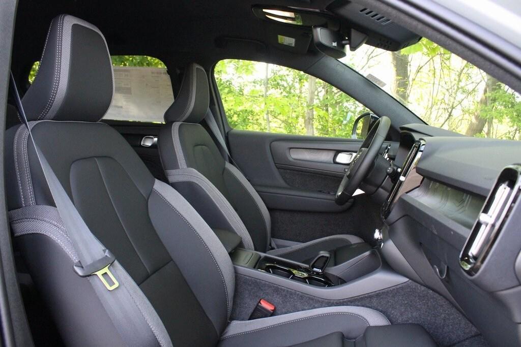 new 2025 Volvo EX40 car