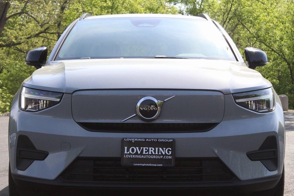new 2025 Volvo EX40 car