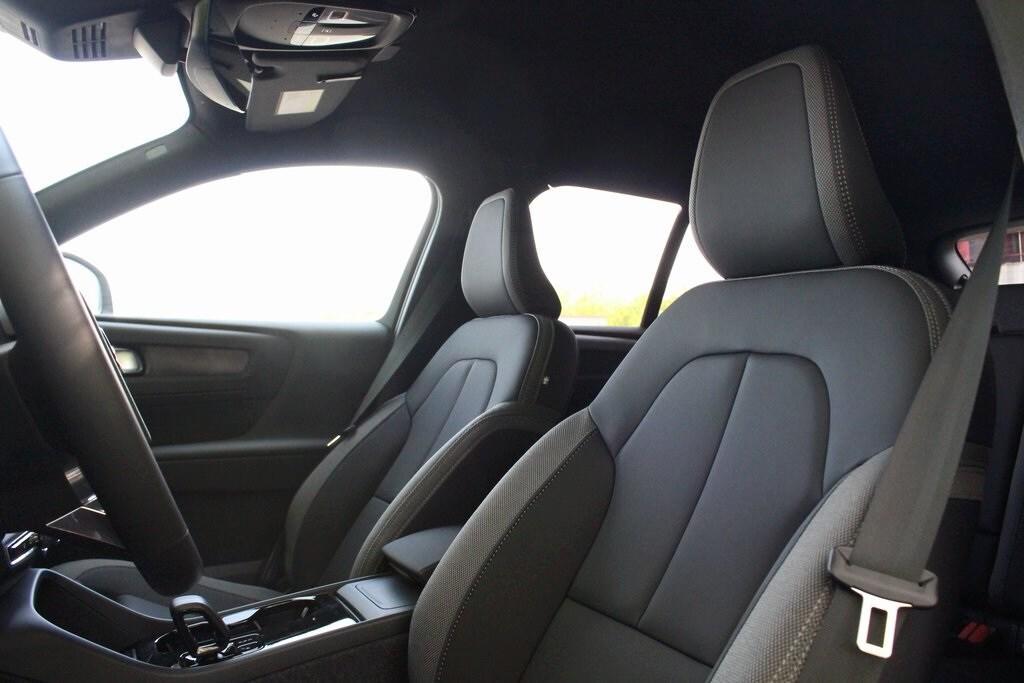 new 2025 Volvo EX40 car