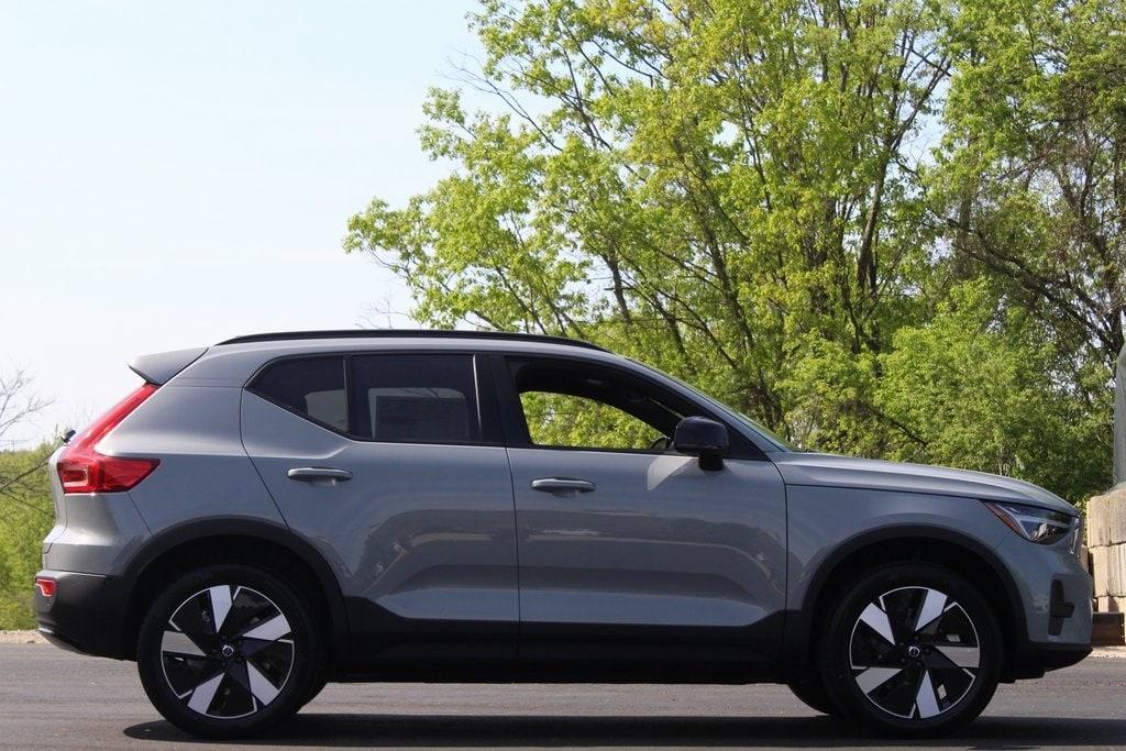 new 2025 Volvo EX40 car