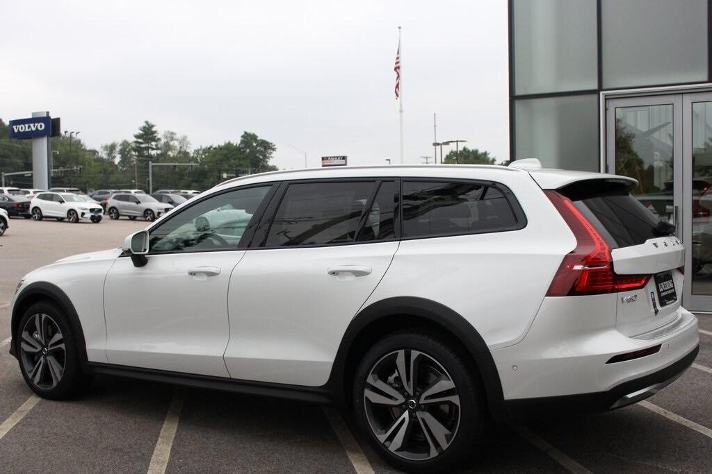 new 2025 Volvo V60 Cross Country car