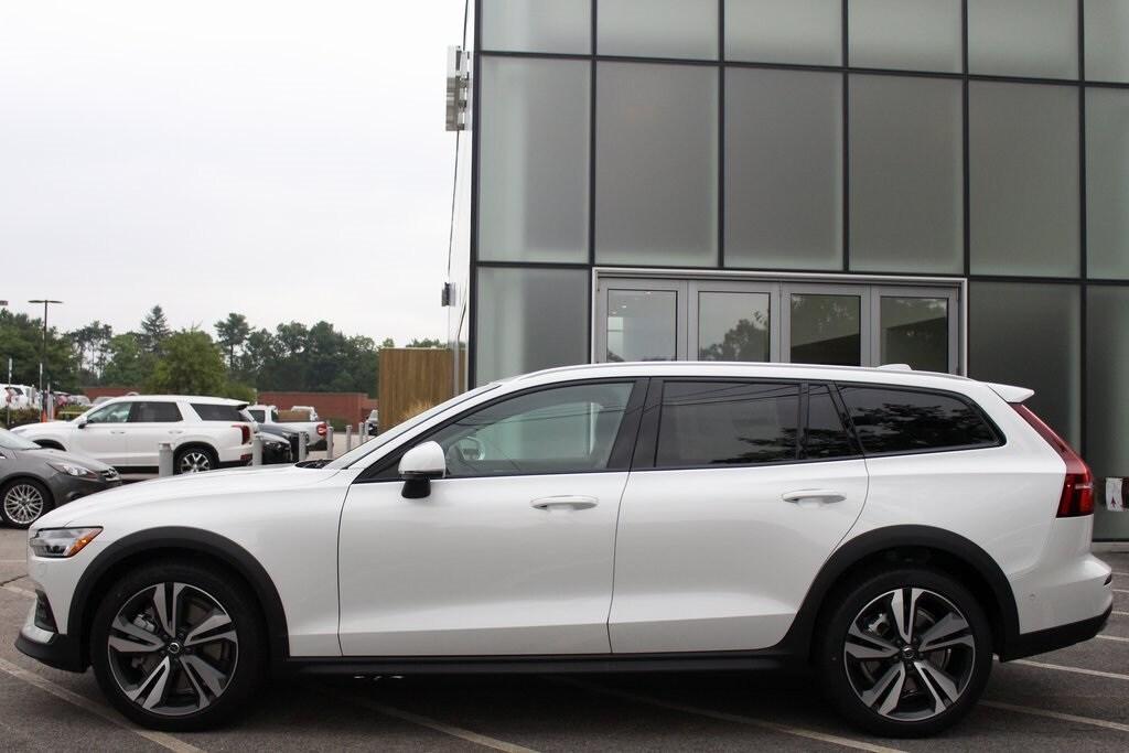 new 2025 Volvo V60 Cross Country car