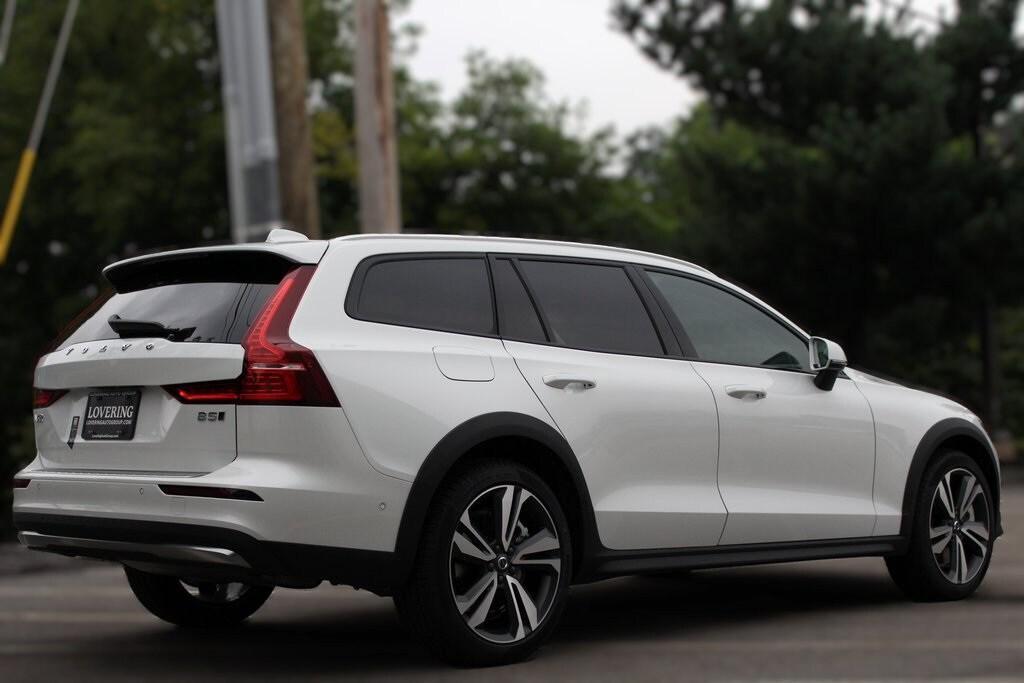 new 2025 Volvo V60 Cross Country car