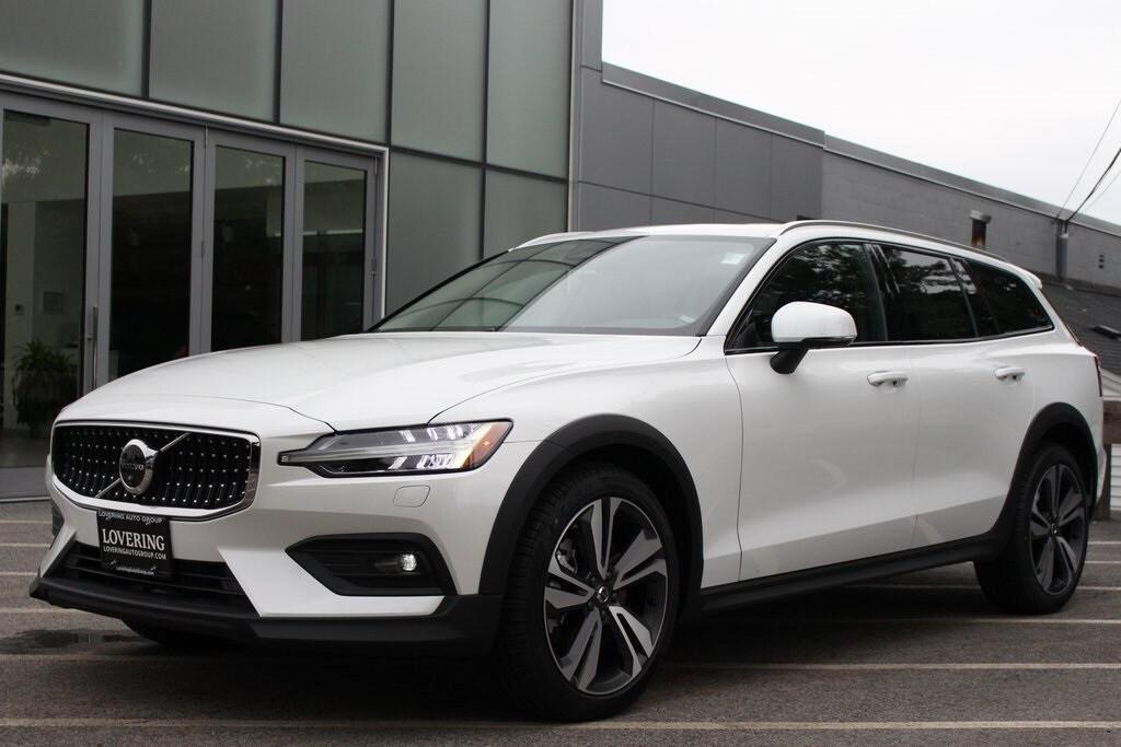 new 2025 Volvo V60 Cross Country car