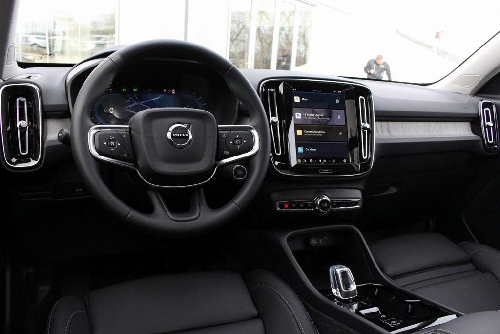 new 2025 Volvo XC40 car
