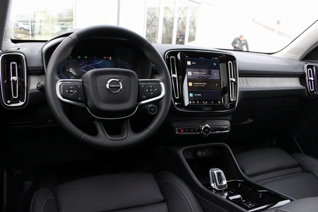 new 2025 Volvo XC40 car