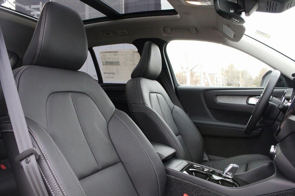 new 2025 Volvo XC40 car