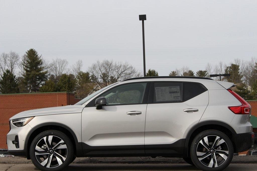 new 2025 Volvo XC40 car, priced at $51,060
