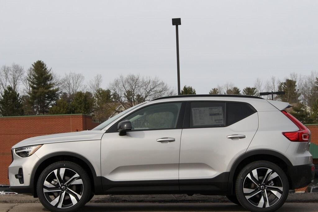 new 2025 Volvo XC40 car