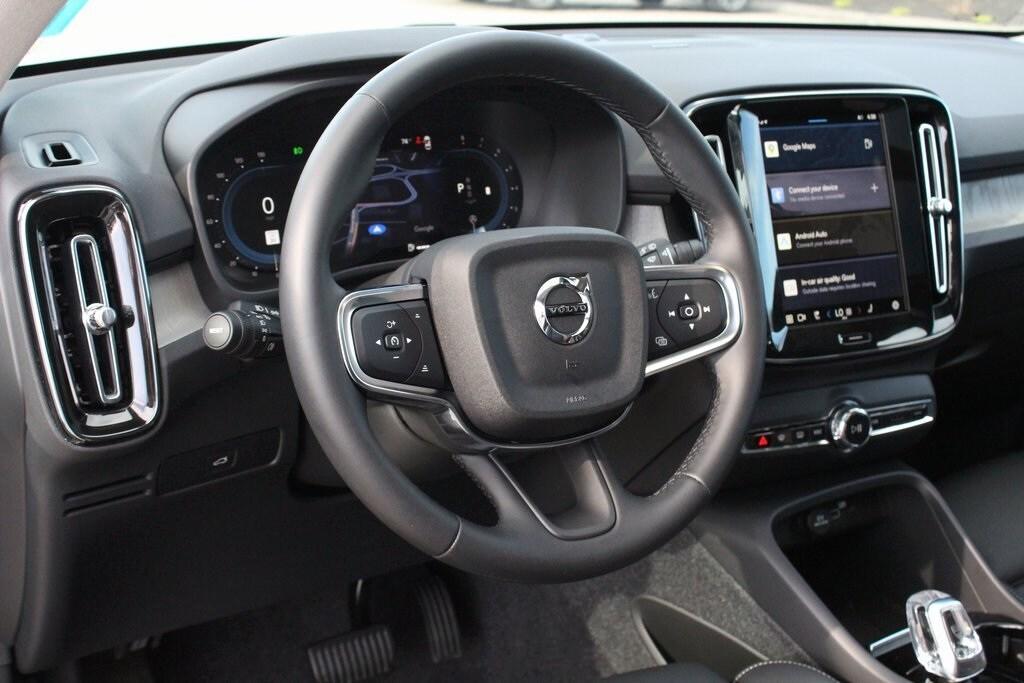new 2025 Volvo XC40 car