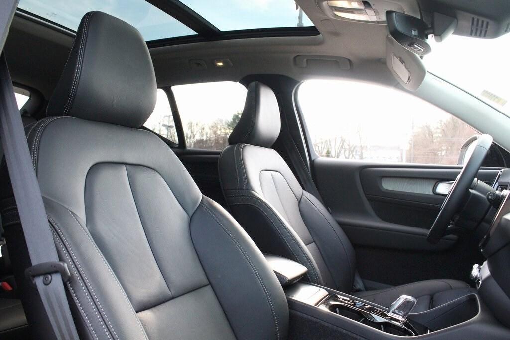 new 2025 Volvo XC40 car