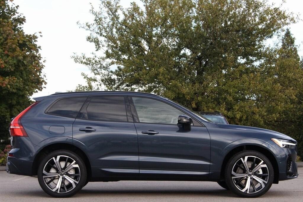 new 2025 Volvo XC60 Plug-In Hybrid car