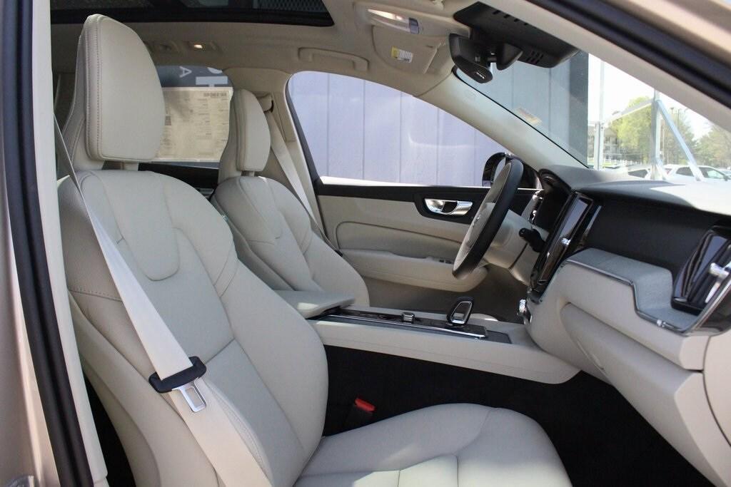 new 2025 Volvo XC60 Plug-In Hybrid car