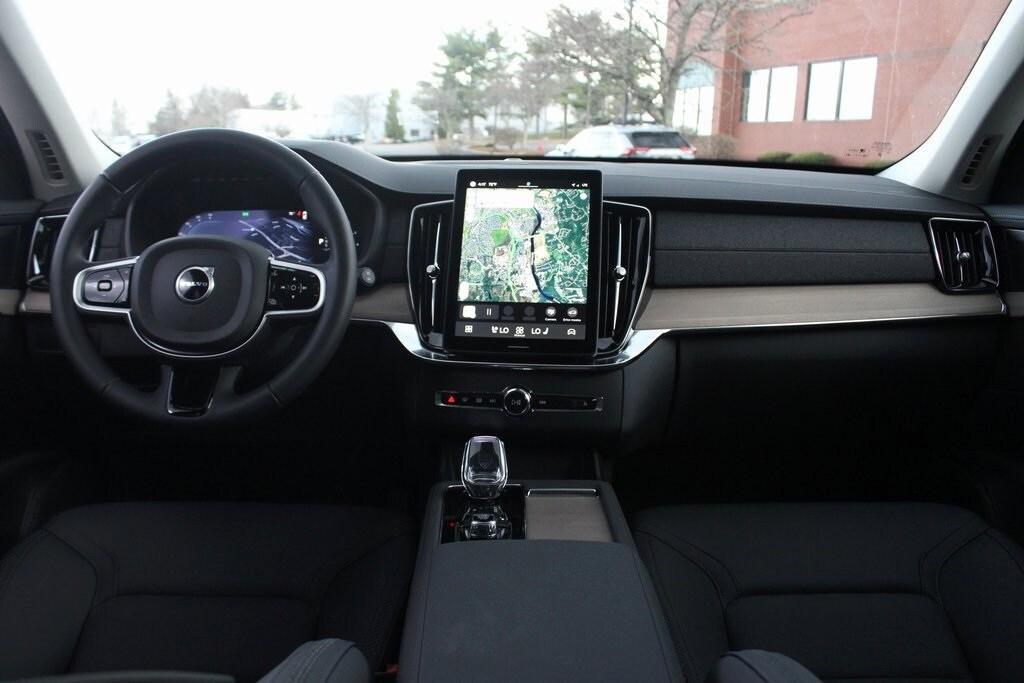 new 2025 Volvo XC90 Plug-In Hybrid car