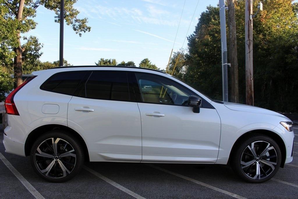 new 2025 Volvo XC60 Plug-In Hybrid car