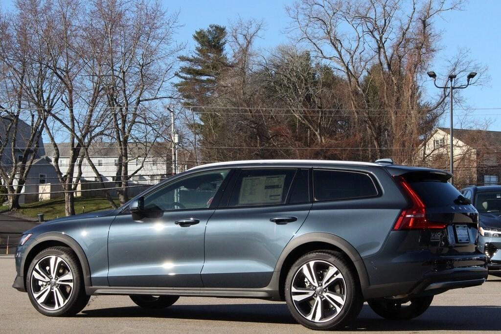 new 2025 Volvo V60 Cross Country car