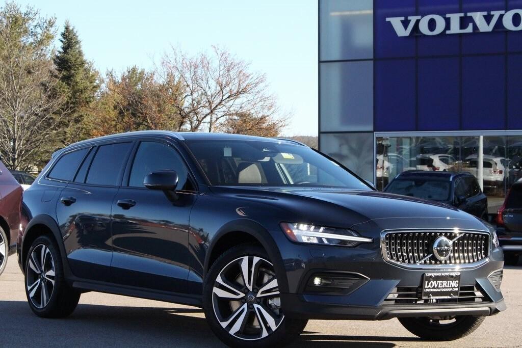 new 2025 Volvo V60 Cross Country car