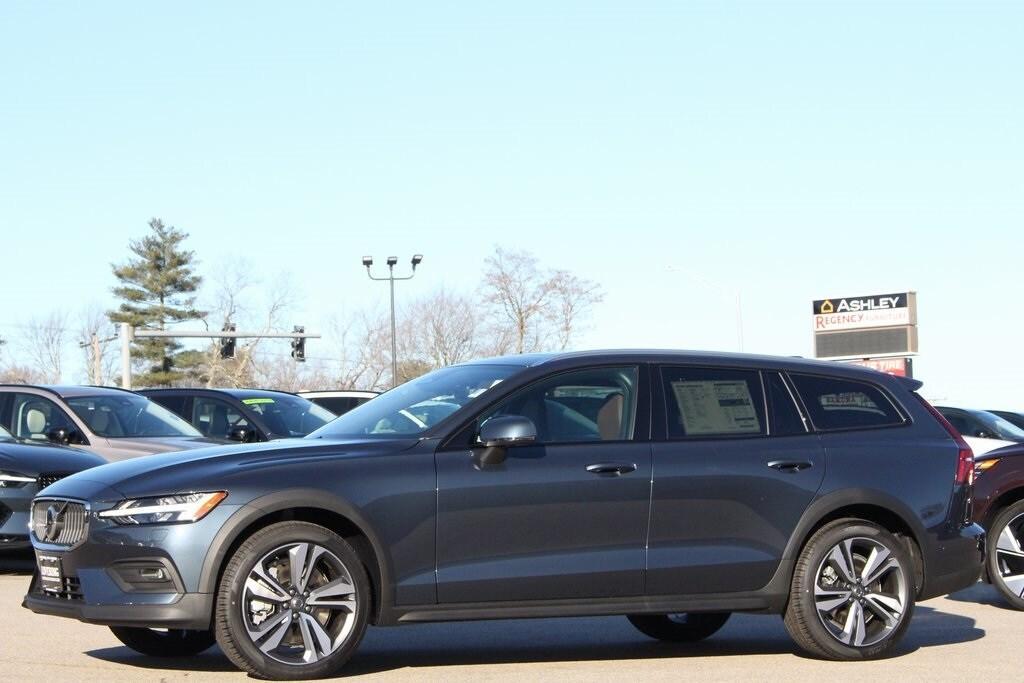 new 2025 Volvo V60 Cross Country car