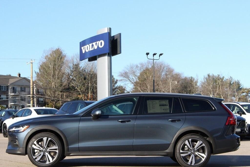 new 2025 Volvo V60 Cross Country car