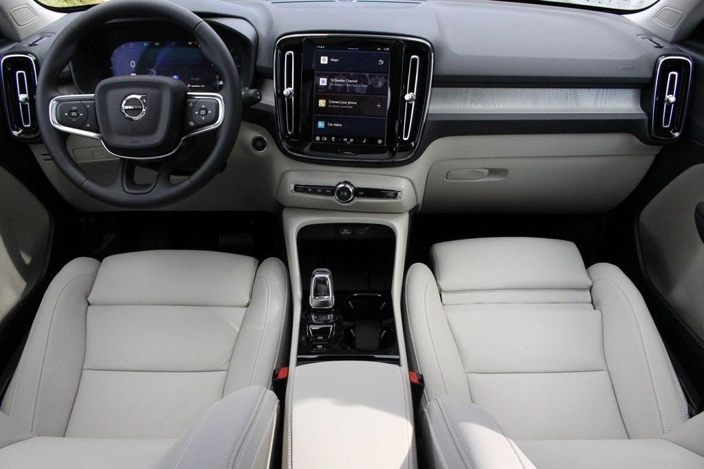 new 2025 Volvo XC40 car