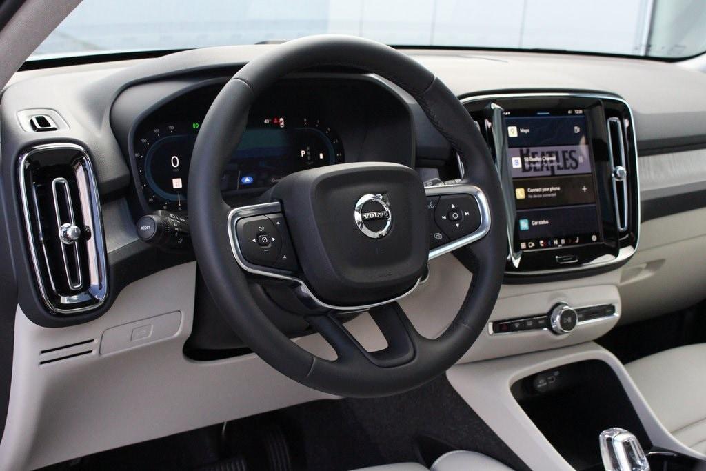 new 2025 Volvo XC40 car