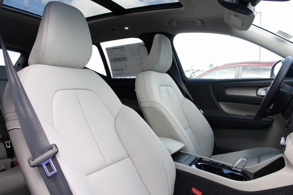 new 2025 Volvo XC40 car