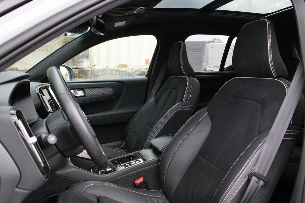 used 2021 Volvo XC40 car, priced at $30,977