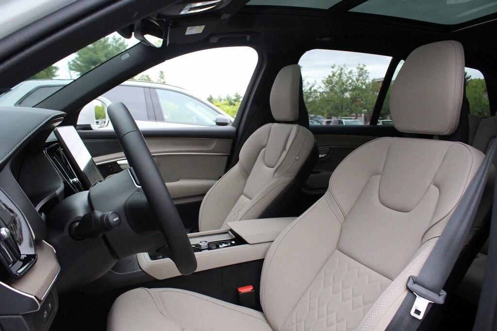 new 2025 Volvo XC90 Plug-In Hybrid car