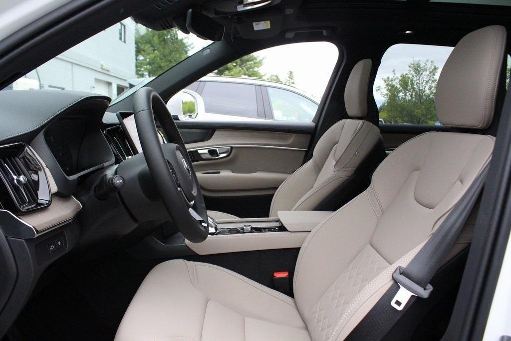 new 2025 Volvo XC90 Plug-In Hybrid car
