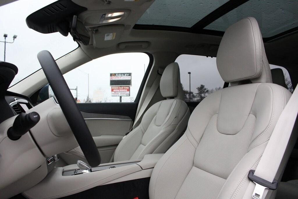 new 2025 Volvo XC90 car, priced at $75,975