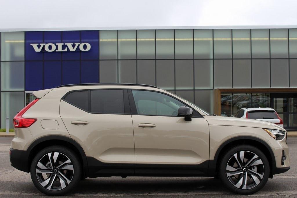 new 2025 Volvo XC40 car