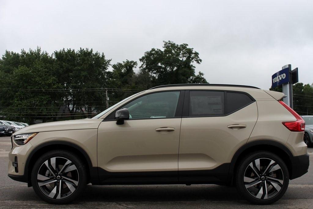 new 2025 Volvo XC40 car