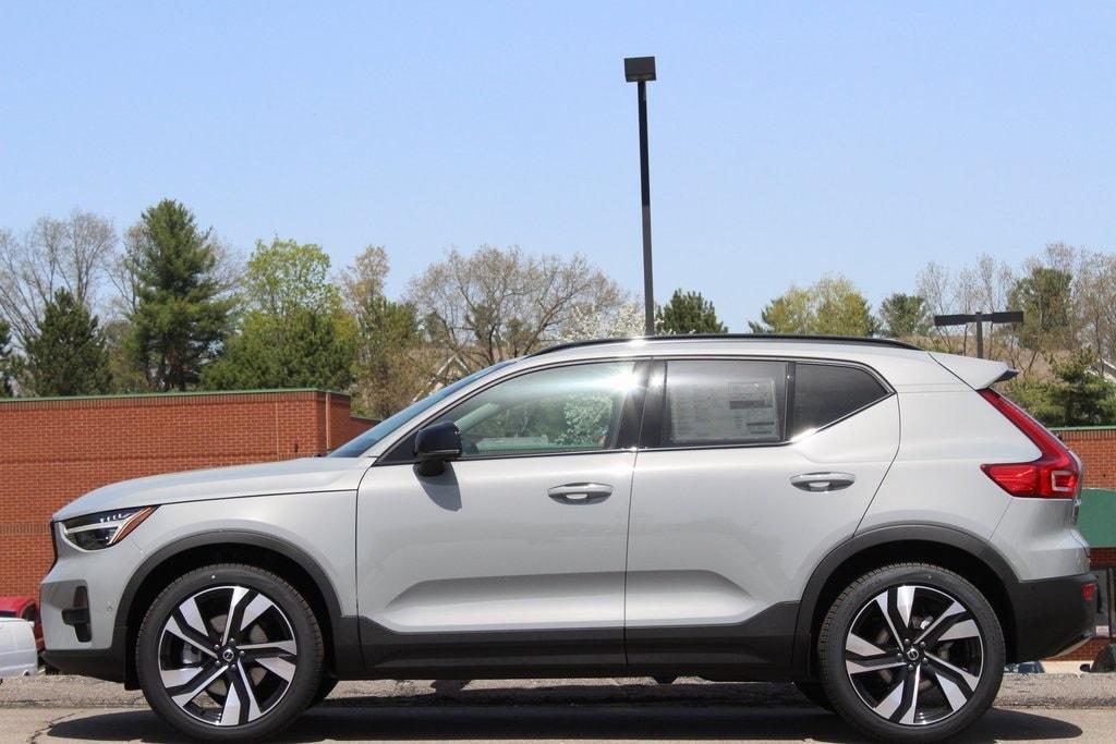 new 2025 Volvo XC40 car