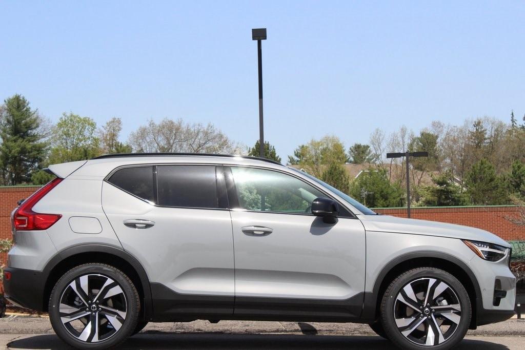 new 2025 Volvo XC40 car