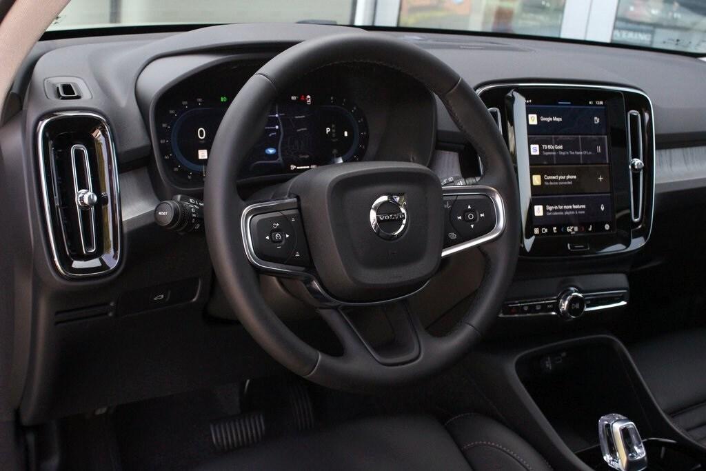 new 2025 Volvo XC40 car