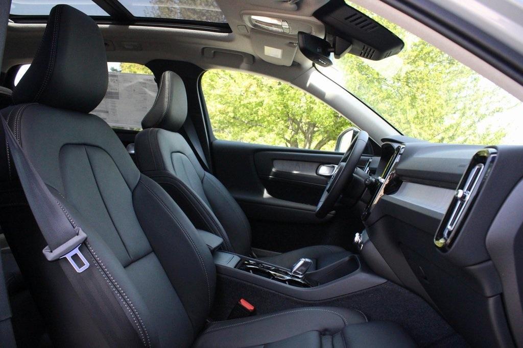 new 2025 Volvo XC40 car