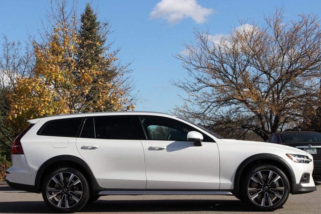 new 2025 Volvo V60 Cross Country car