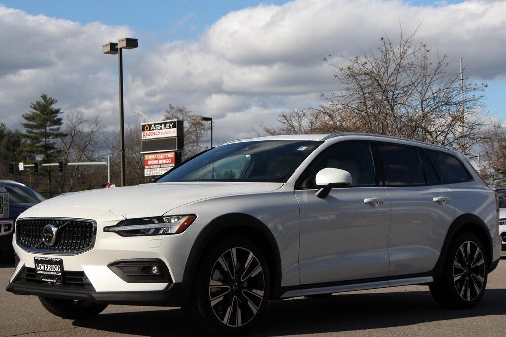 new 2025 Volvo V60 Cross Country car